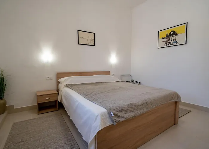 Seafront Marina 젤사