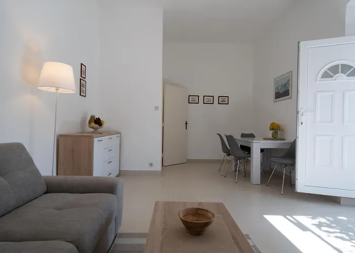 Seafront Marina Apartman